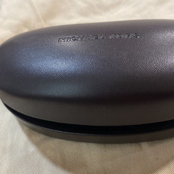 Michael Kors New authentic sunglasses in black with gold tone hardware - Picture 12 of 12